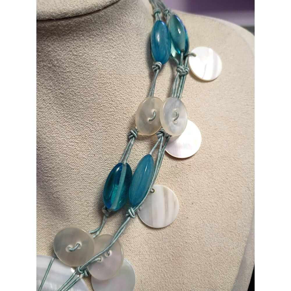 Vintage Avon 2005, Fun Necklace of Turquoise Glass beads with MOP Shell Pendant - Picture 4 of 5